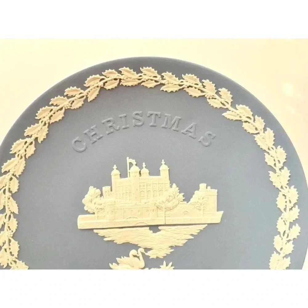 Tower of London Jasperwear Wedgewood 1973 8" Christmas Plate w/ Original box - Picture 3 of 10